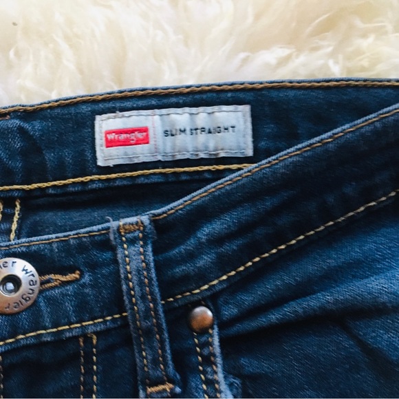 Wrangler’s Men’s Distressed Slim Straight Dark Wash Jeans - Picture 3 of 4